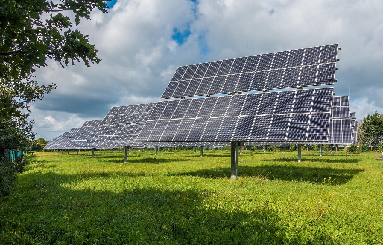 découvrez tout sur l'énergie verte : sa définition, ses avantages pour l'environnement, et comment adopter des solutions d'énergie renouvelable pour un avenir plus durable.